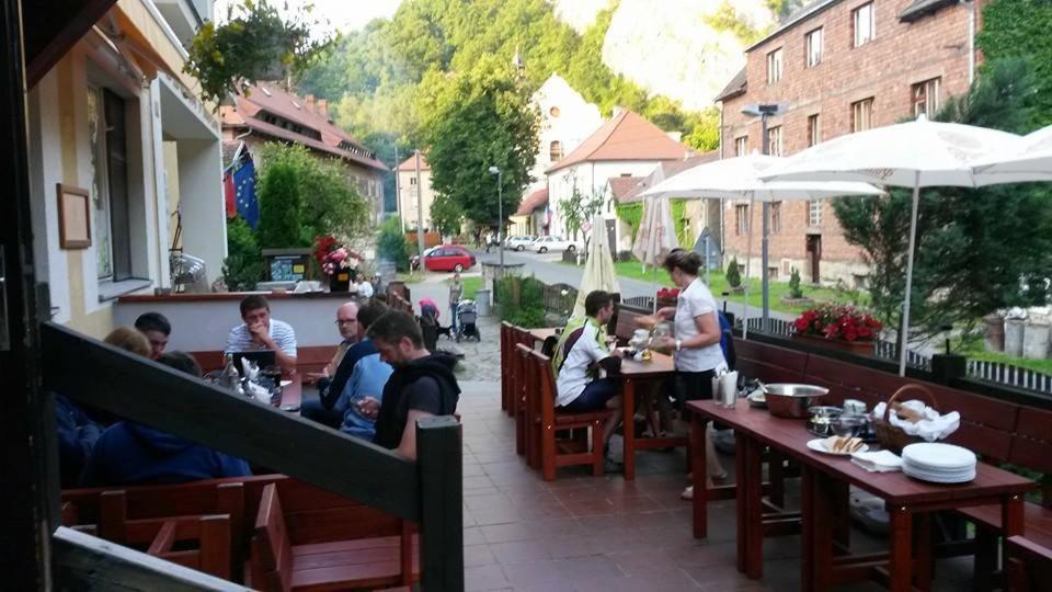 Hotel Obecná Škola Svatý Jan pod Skalou Exterior foto